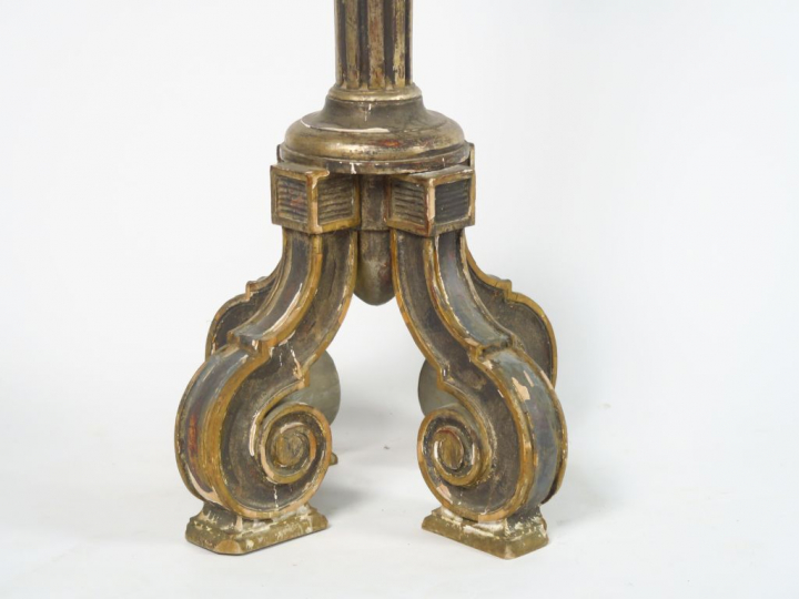 Sellette de style Louis XVI en bois laqué gris et doré. H. 113,5 cm (m