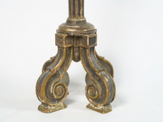 Vente aux enchères Sellette de style Louis XVI en bois laqué gris et doré. H. 113,5 cm (m