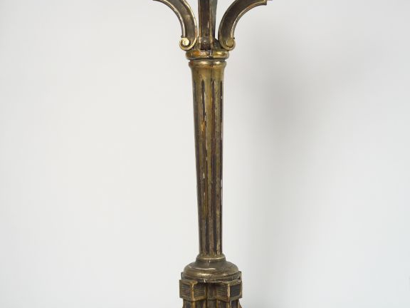 Sellette de style Louis XVI en bois laqué gris et doré. H. 113,5 cm (m