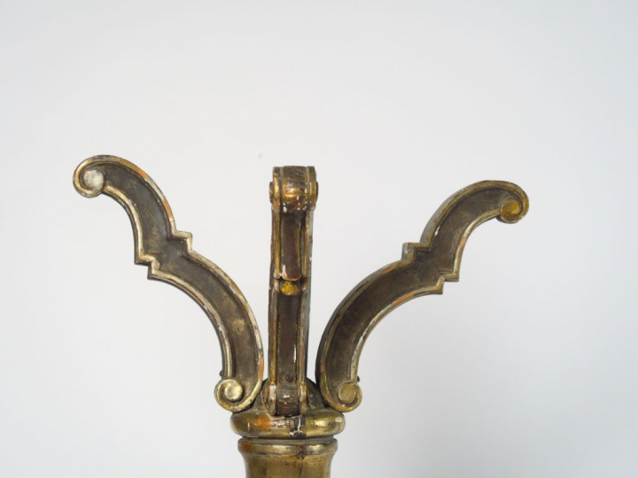 Sellette de style Louis XVI en bois laqué gris et doré. H. 113,5 cm (m