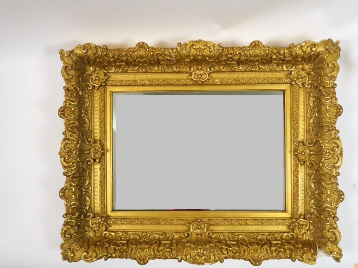 Glace Napoléon III, cadre en bois et stuc doré, à décor de fleurons et