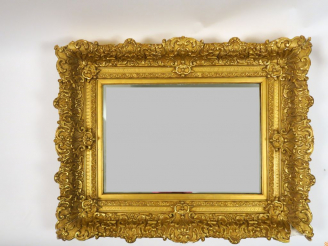 Vente aux enchères Glace Napoléon III, cadre en bois et stuc doré, à décor de fleurons et