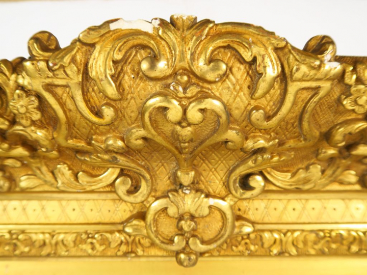 Glace Napoléon III, cadre en bois et stuc doré, à décor de fleurons et