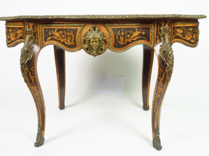 Table de milieu Napoléon III en marqueterie, à décor de fleurs, très r