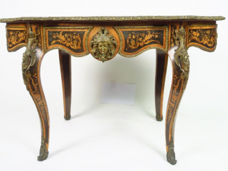 Vente aux enchères Table de milieu Napoléon III en marqueterie, à décor de fleurs, très r