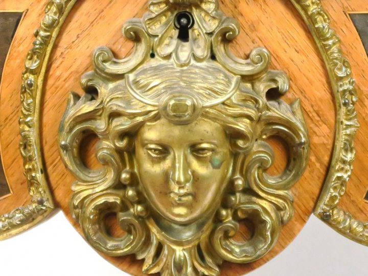 Table de milieu Napoléon III en marqueterie, à décor de fleurs, très r