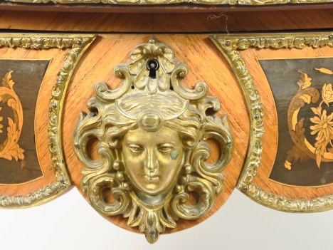 Table de milieu Napoléon III en marqueterie, à décor de fleurs, très r