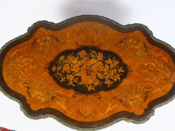 Table de milieu Napoléon III en marqueterie, à décor de fleurs, très r