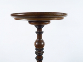 Vente aux enchères Grande sellette de style Louis XIII en noyer et noyer teinté. H. 140 (