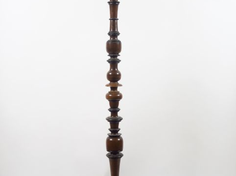 Grande sellette de style Louis XIII en noyer et noyer teinté. H. 140 (