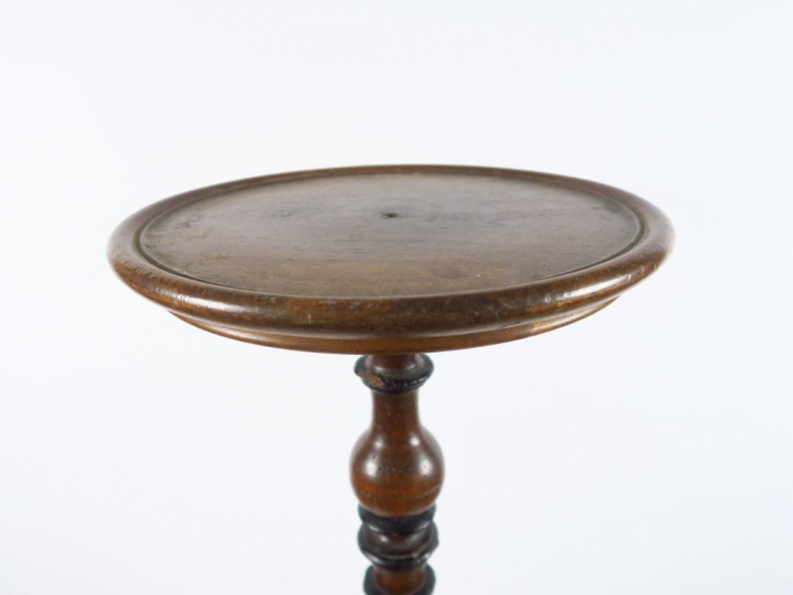 Grande sellette de style Louis XIII en noyer et noyer teinté. H. 140 (