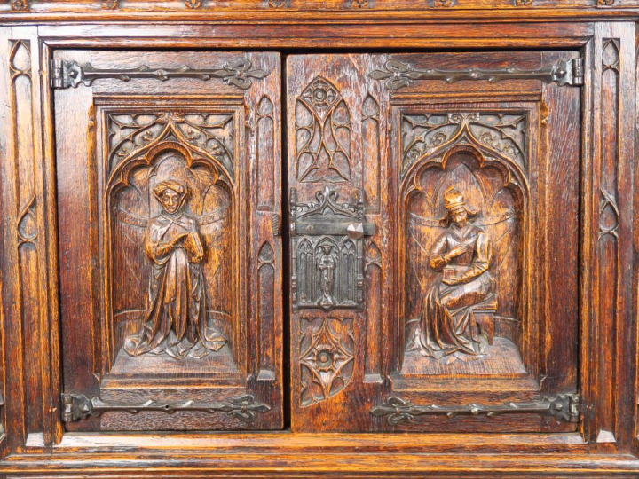 Crédence de style gothique en chêne sculpté, à décor de personnages. 1