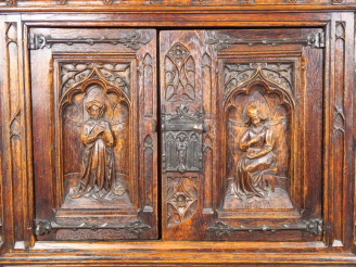 Vente aux enchères Crédence de style gothique en chêne sculpté, à décor de personnages. 1