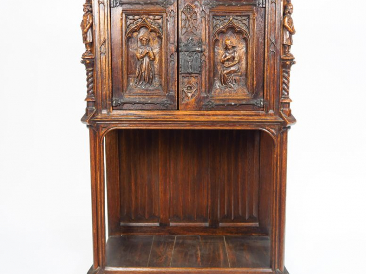 Crédence de style gothique en chêne sculpté, à décor de personnages. 1