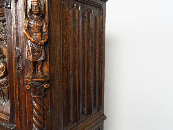 Crédence de style gothique en chêne sculpté, à décor de personnages. 1