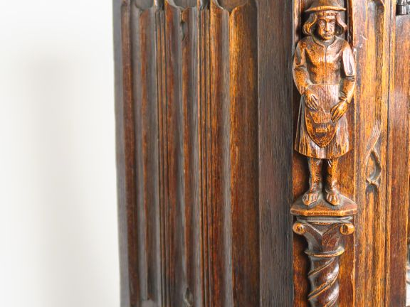 Crédence de style gothique en chêne sculpté, à décor de personnages. 1