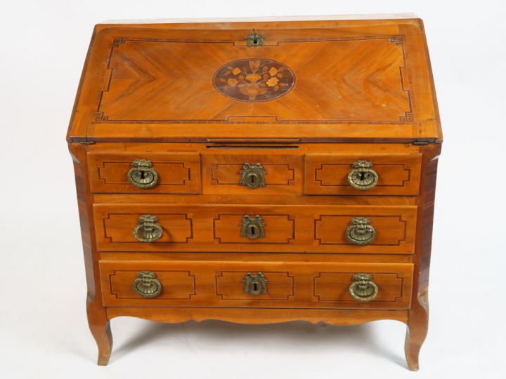 	Commode scriban de style Transition Louis XV - Louis XVI en marqueter