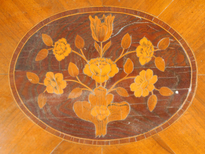 	Commode scriban de style Transition Louis XV - Louis XVI en marqueter