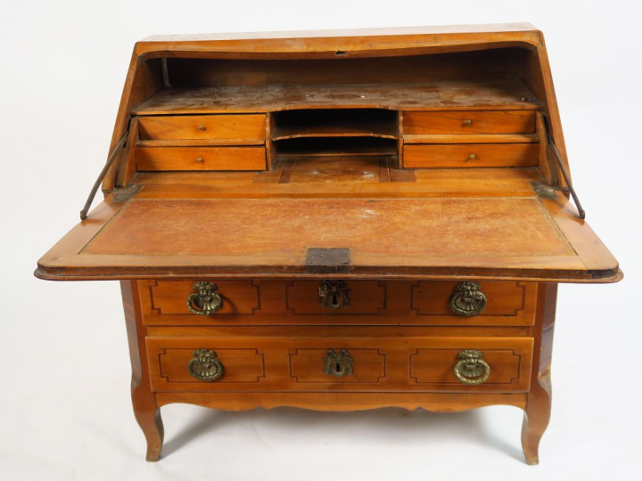 	Commode scriban de style Transition Louis XV - Louis XVI en marqueter