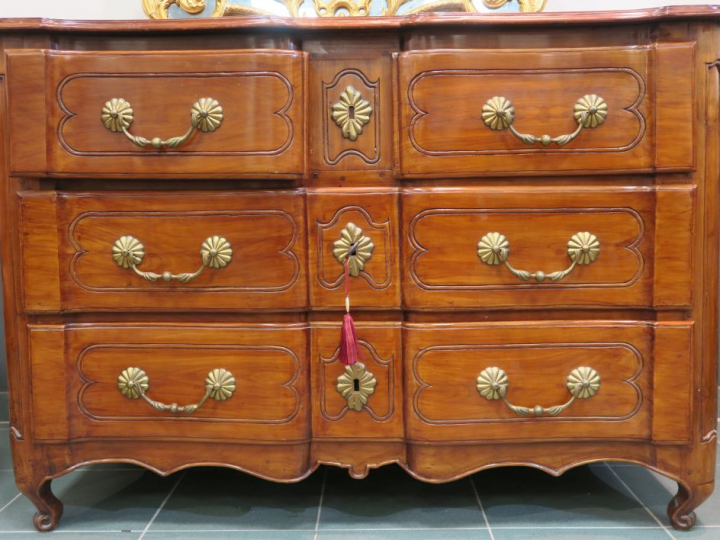 Commode XVIIIème en merisier mouluré, façade à arbalètre, ouvrant à qu