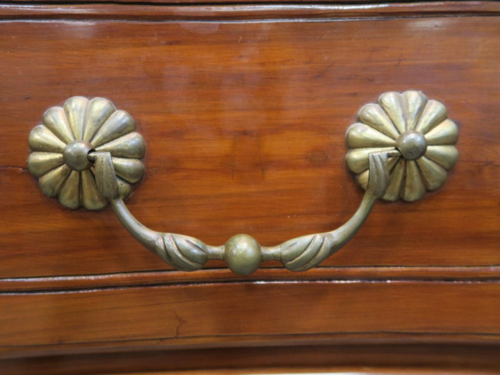 Commode XVIIIème en merisier mouluré, façade à arbalètre, ouvrant à qu