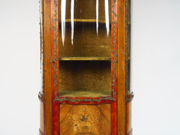 Vitrine Napoléon III de style Louis XV en marqueterie, ornementation d