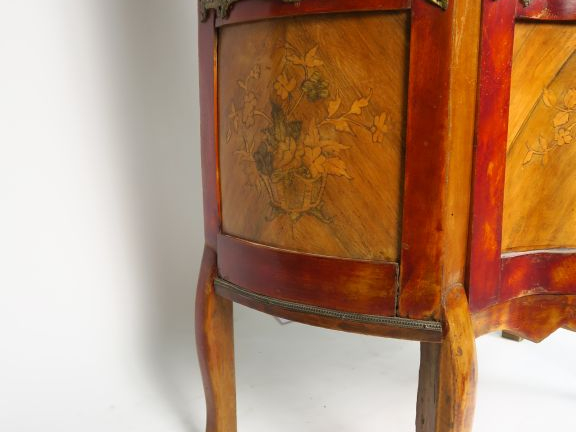 Vitrine Napoléon III de style Louis XV en marqueterie, ornementation d