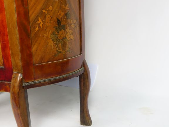 Vitrine Napoléon III de style Louis XV en marqueterie, ornementation d