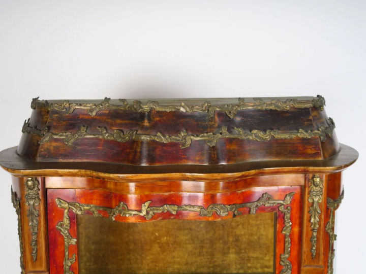 Vitrine Napoléon III de style Louis XV en marqueterie, ornementation d