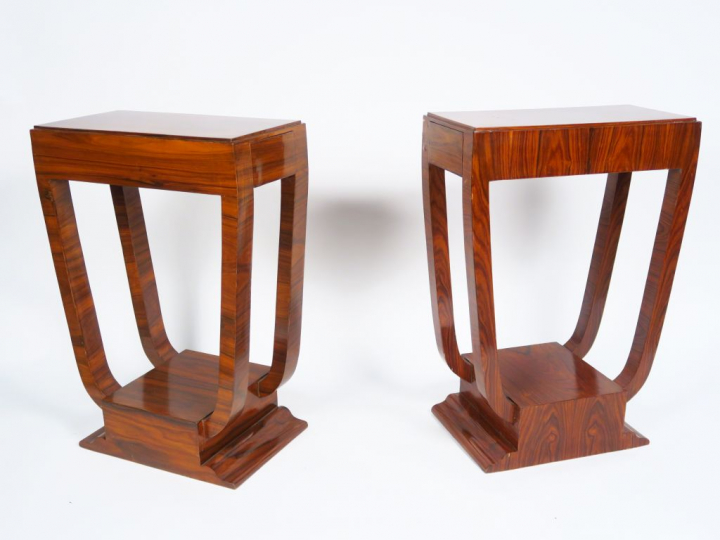 Deux consoles Art déco formant pendant en noyer et placage de noyer. O