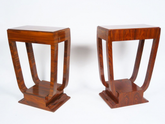 Vente aux enchères Deux consoles Art déco formant pendant en noyer et placage de noyer. O