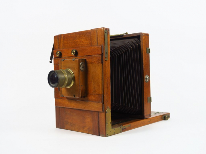 Chambre touriste 18x24 en bois. Soufflet noir. Objectif laiton sans ma