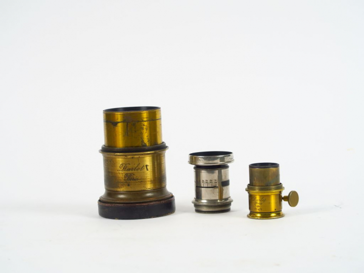 Trois objectifs :   - Darlot Paris 34134. Objectif laiton à crémaillèr