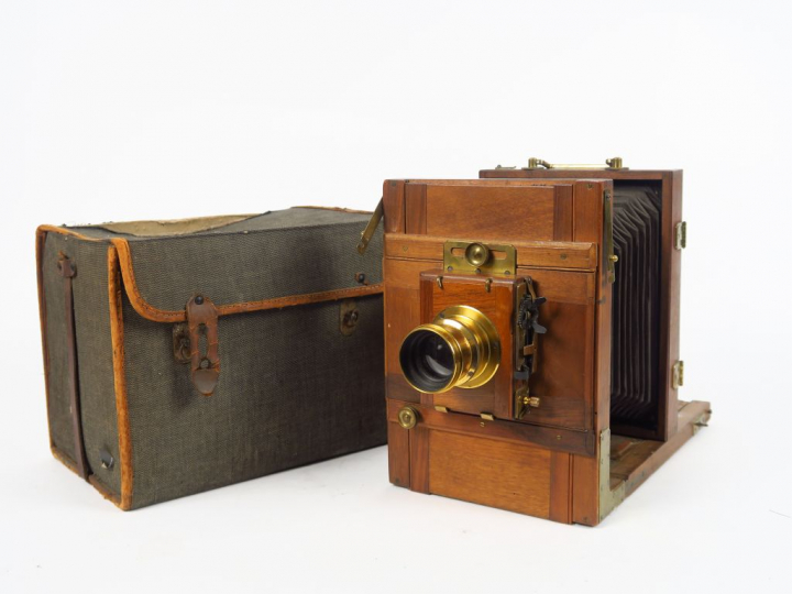 Chambre touriste en bois 13x18. Soufflet noir en toile. Objectif laito