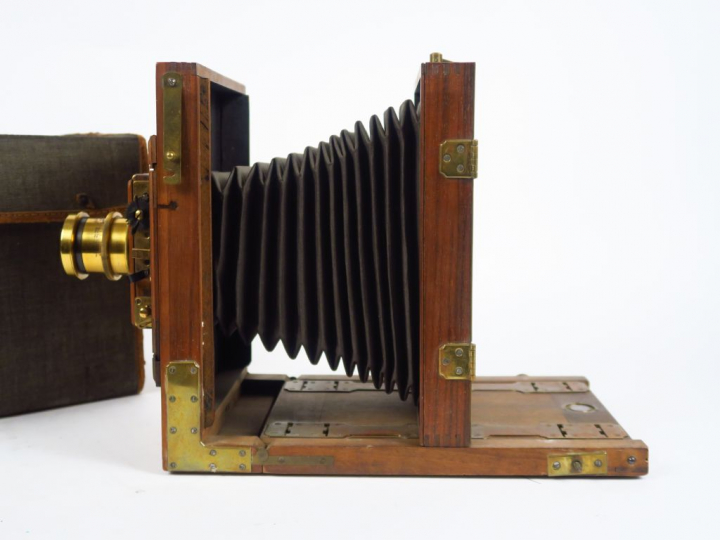 Chambre touriste en bois 13x18. Soufflet noir en toile. Objectif laito