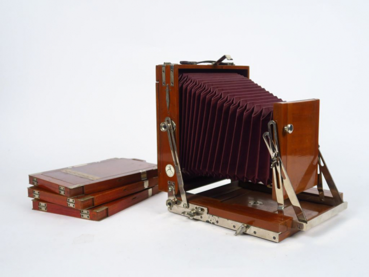 SCHUTZMARKE. Chambre en acajou format 13x18 avec soufflet bordeaux. Do