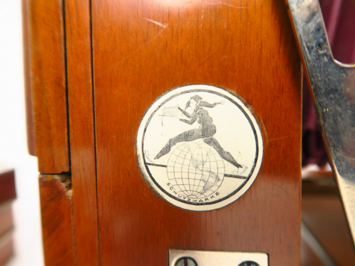 SCHUTZMARKE. Chambre en acajou format 13x18 avec soufflet bordeaux. Do