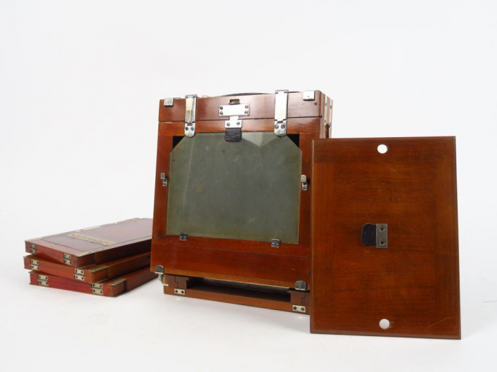 SCHUTZMARKE. Chambre en acajou format 13x18 avec soufflet bordeaux. Do