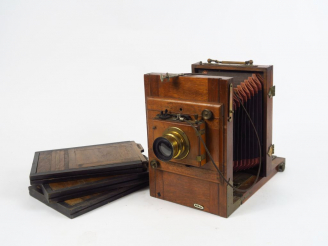 Vente aux enchères Chambre touriste en bois 13x18 avec ferrures laiton. Soufflet avec coi