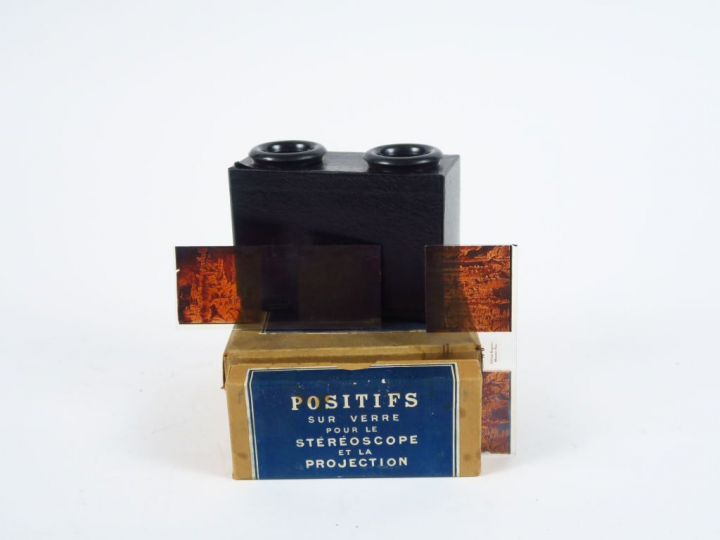Stéréoscope en carton pour format 45x107 avec une boite de vues verre 