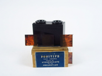 Vente aux enchères Stéréoscope en carton pour format 45x107 avec une boite de vues verre 