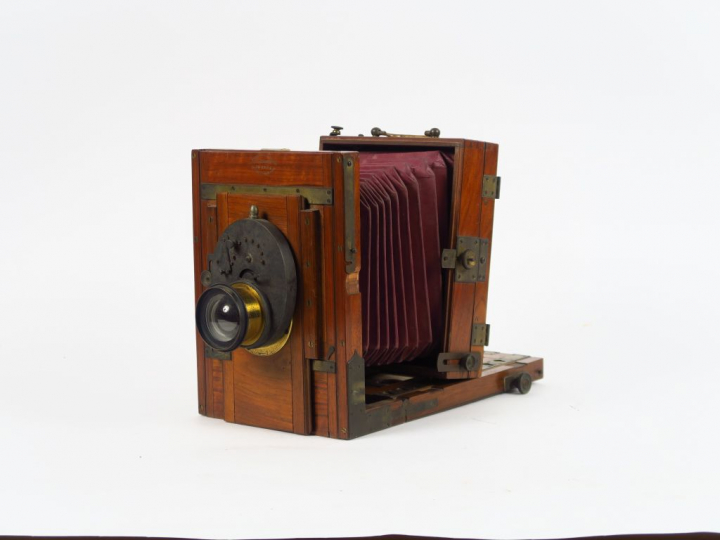 MACKENSTEIN. chambre touriste bois acajou 13x18 avec soufflet rouge. O