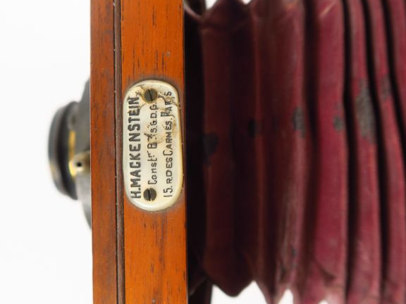 MACKENSTEIN. chambre touriste bois acajou 13x18 avec soufflet rouge. O