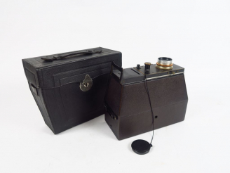 Vente aux enchères BELLIENI à Nancy. Photo jumelle. Objectif Protar 8/110 mm. Etui d'orig