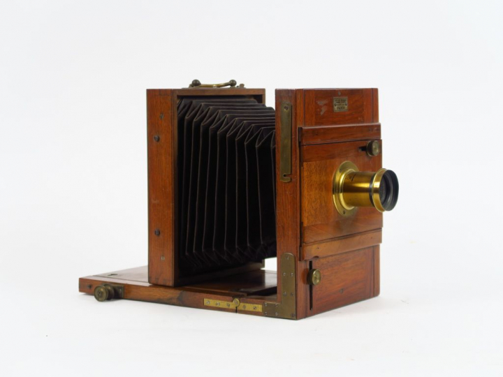 GILLES FRERES. Chambre touriste en acajou 13x18 avec un soufflet marro