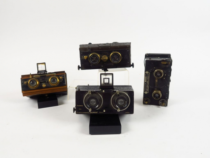 Quatre appareils Stéréo :   - Format 45x107. Objectifs Balbrech. Avec 
