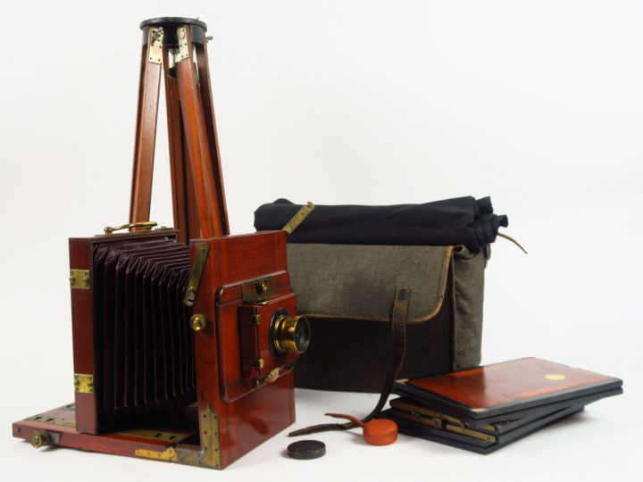 Chambre touriste en acajou 13x18 avec un soufflet bordeaux. Objectif l