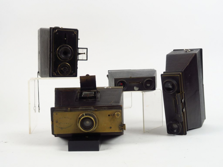 Quatre appareils photo jumelle :   - Quo Vadis format 9x12  - The Self