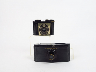 Vente aux enchères BECK. Purma Special en bakélite. On y joint Nikette, boitier en bakéli