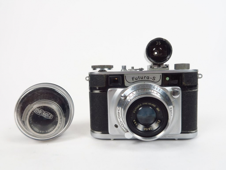FUTURA-S. Boitier 24x36 sur film 35 mm. Objectif Elor 2,8/50, obturate